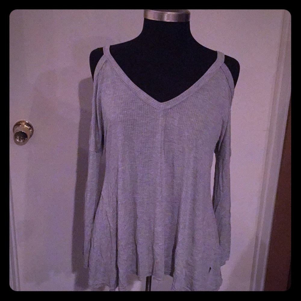❌SOLD LOCALLY ❌ Abercrombie cold shoulder top